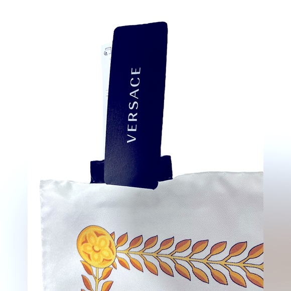 Authentic Versace Baroque Scarf/ Fouillard BNWT - Gold and White - 90x90cm - Picture 5 of 5